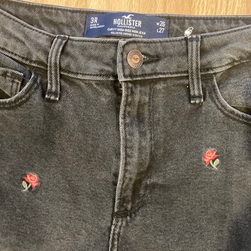 Hollister Size 3R Black Jeans Red Embroidered Roses Relaxed Fit Tapered Leg Twee - Picture 3 of 4